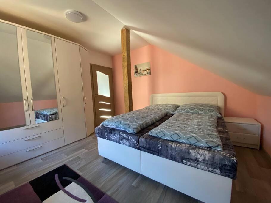 Appartamento Krusnohorsky Apartman Kraslice Esterno foto